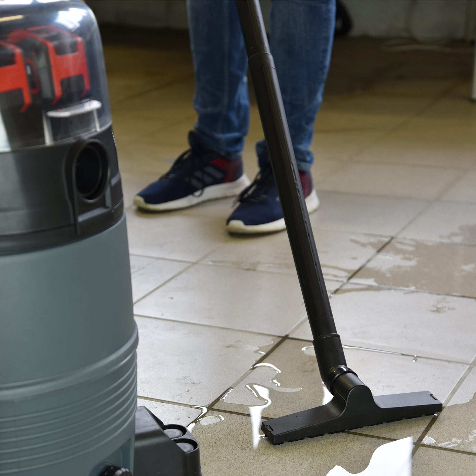 Heissner Power X Change Cordless Pond Vacuum With 2 Batteries and Charger Picture 6